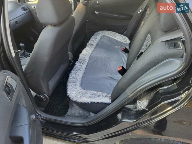 Черный Шкода Фабия, объемом двигателя 1.2 л и пробегом 212 тыс. км за 3700 $, фото 2 на Automoto.ua