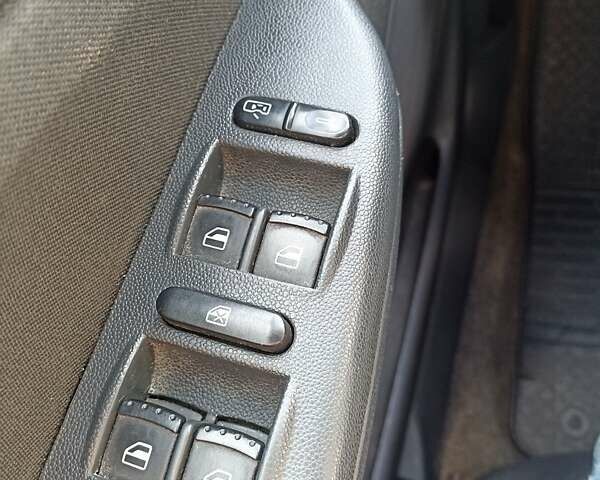 Чорний Шкода Фабія, об'ємом двигуна 1.4 л та пробігом 423 тис. км за 3000 $, фото 4 на Automoto.ua