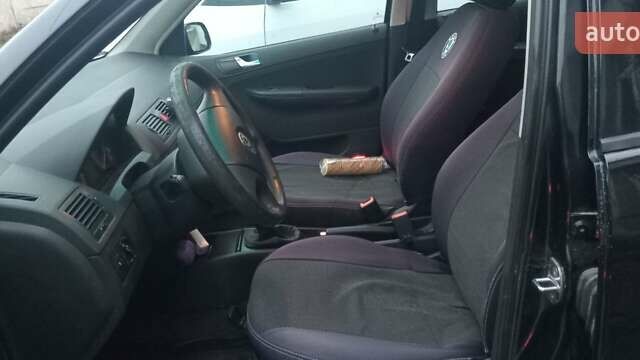 Черный Шкода Фабия, объемом двигателя 1.4 л и пробегом 293 тыс. км за 3850 $, фото 4 на Automoto.ua