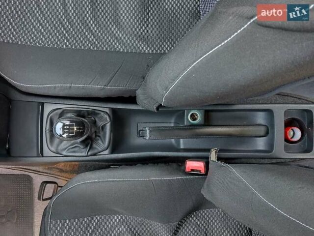 Черный Шкода Фабия, объемом двигателя 1.39 л и пробегом 240 тыс. км за 5000 $, фото 7 на Automoto.ua