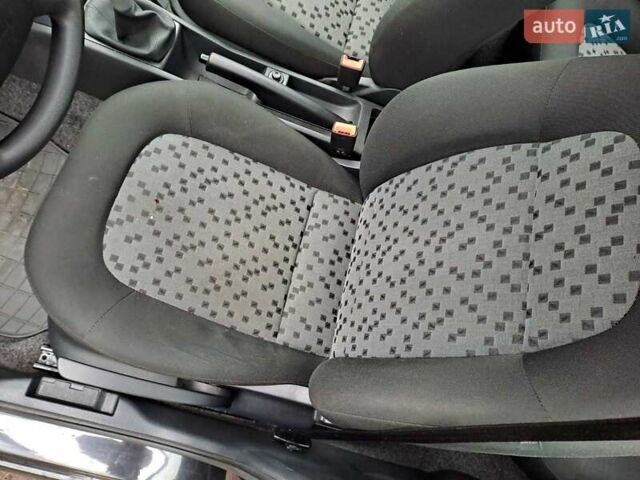 Черный Шкода Фабия, объемом двигателя 1.39 л и пробегом 151 тыс. км за 4500 $, фото 6 на Automoto.ua