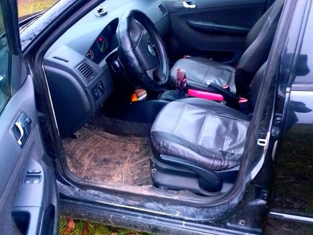 Чорний Шкода Фабія, об'ємом двигуна 1.4 л та пробігом 220 тис. км за 4444 $, фото 2 на Automoto.ua