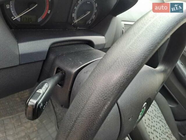 Черный Шкода Фабия, объемом двигателя 1.39 л и пробегом 151 тыс. км за 4500 $, фото 5 на Automoto.ua