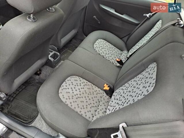 Черный Шкода Фабия, объемом двигателя 1.39 л и пробегом 151 тыс. км за 4500 $, фото 11 на Automoto.ua