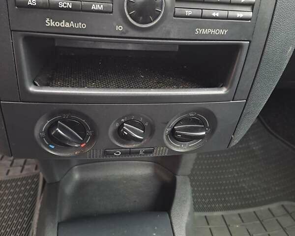 Черный Шкода Фабия, объемом двигателя 1.39 л и пробегом 151 тыс. км за 4500 $, фото 9 на Automoto.ua