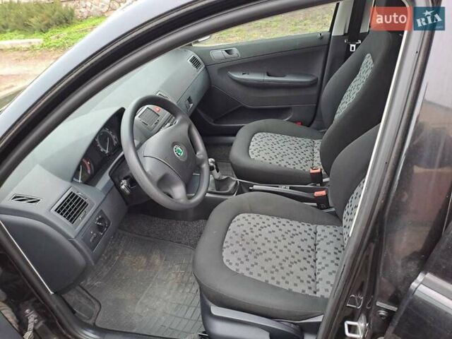 Черный Шкода Фабия, объемом двигателя 1.39 л и пробегом 151 тыс. км за 4500 $, фото 10 на Automoto.ua