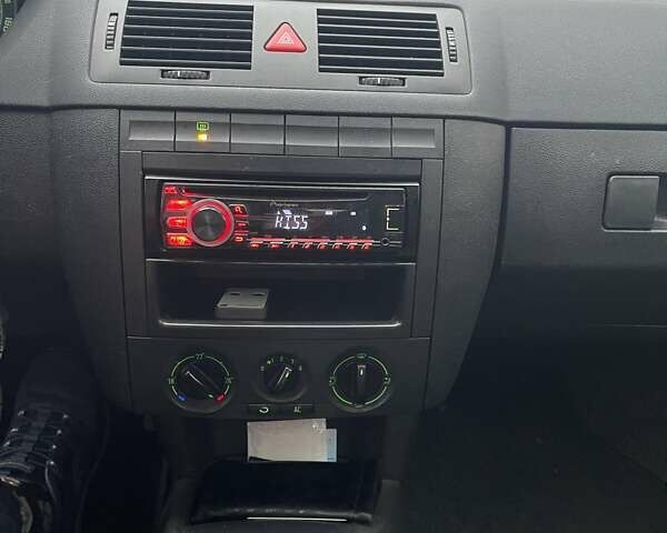 Черный Шкода Фабия, объемом двигателя 1.39 л и пробегом 222 тыс. км за 4550 $, фото 2 на Automoto.ua