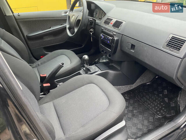 Черный Шкода Фабия, объемом двигателя 1.4 л и пробегом 246 тыс. км за 4399 $, фото 7 на Automoto.ua