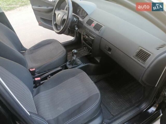Черный Шкода Фабия, объемом двигателя 1.39 л и пробегом 159 тыс. км за 4800 $, фото 12 на Automoto.ua