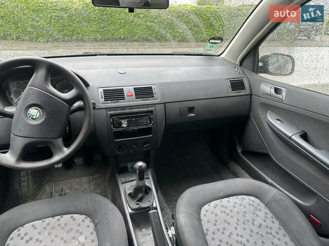 Черный Шкода Фабия, объемом двигателя 1.4 л и пробегом 230 тыс. км за 3850 $, фото 5 на Automoto.ua