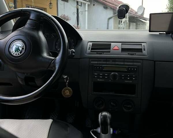 Черный Шкода Фабия, объемом двигателя 1.39 л и пробегом 220 тыс. км за 4650 $, фото 11 на Automoto.ua
