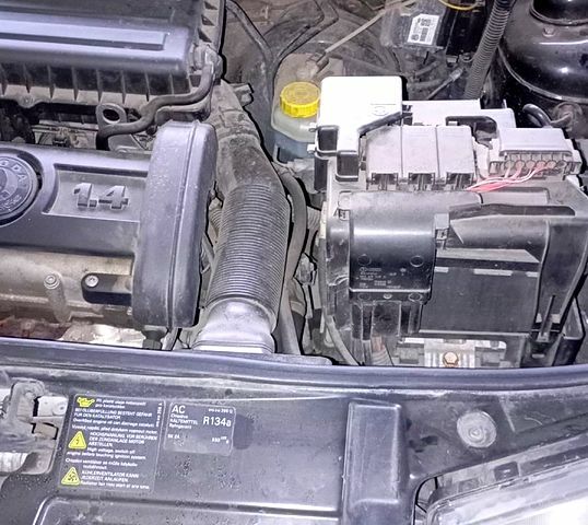 Черный Шкода Фабия, объемом двигателя 1.4 л и пробегом 294 тыс. км за 5100 $, фото 4 на Automoto.ua