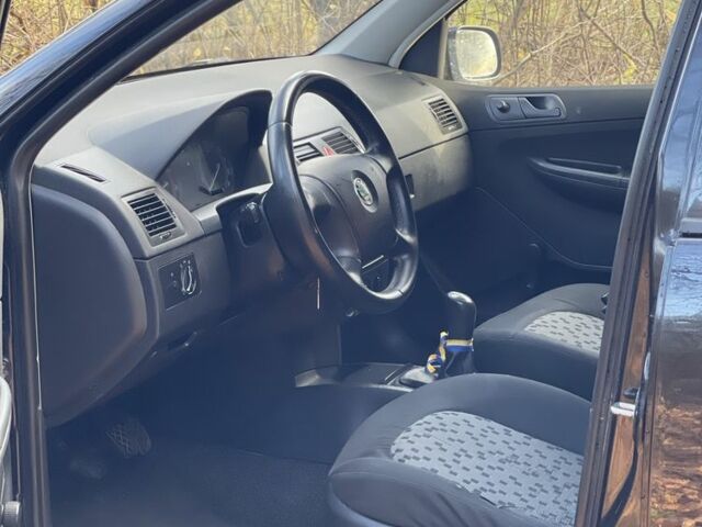 Черный Шкода Фабия, объемом двигателя 1.2 л и пробегом 380 тыс. км за 3100 $, фото 6 на Automoto.ua