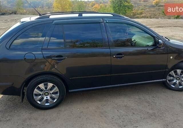 Черный Шкода Фабия, объемом двигателя 1.39 л и пробегом 252 тыс. км за 5000 $, фото 4 на Automoto.ua