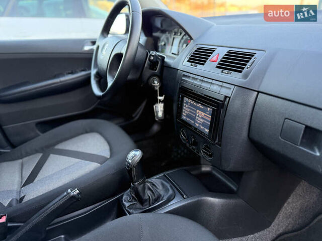 Черный Шкода Фабия, объемом двигателя 1.4 л и пробегом 200 тыс. км за 4999 $, фото 26 на Automoto.ua