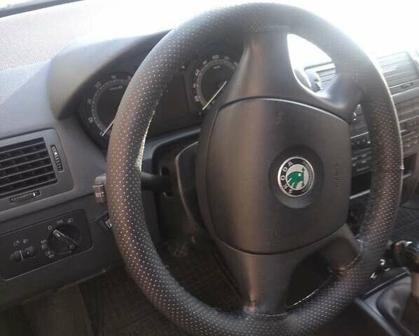 Черный Шкода Фабия, объемом двигателя 1.39 л и пробегом 189 тыс. км за 4650 $, фото 1 на Automoto.ua