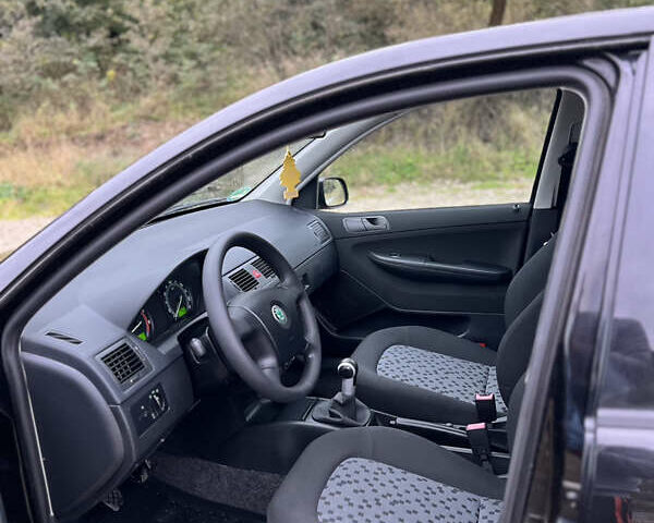 Черный Шкода Фабия, объемом двигателя 1.4 л и пробегом 220 тыс. км за 4450 $, фото 13 на Automoto.ua