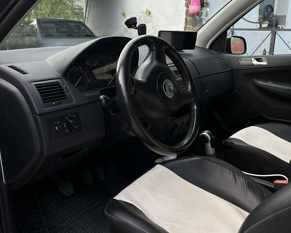 Черный Шкода Фабия, объемом двигателя 1.39 л и пробегом 220 тыс. км за 4650 $, фото 10 на Automoto.ua