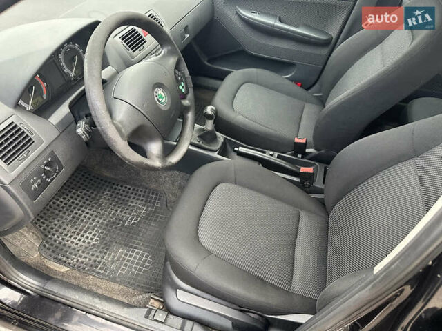 Черный Шкода Фабия, объемом двигателя 1.4 л и пробегом 150 тыс. км за 3700 $, фото 4 на Automoto.ua