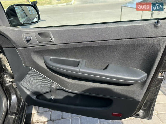Черный Шкода Фабия, объемом двигателя 1.2 л и пробегом 170 тыс. км за 3700 $, фото 8 на Automoto.ua