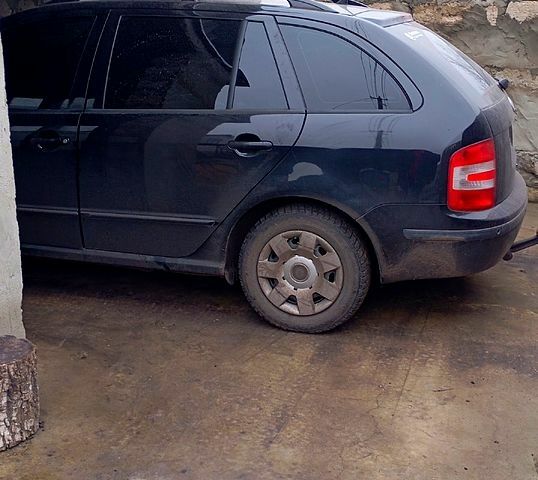 Черный Шкода Фабия, объемом двигателя 1.4 л и пробегом 294 тыс. км за 5100 $, фото 1 на Automoto.ua