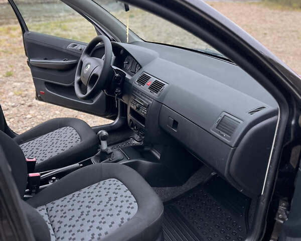 Черный Шкода Фабия, объемом двигателя 1.4 л и пробегом 220 тыс. км за 4450 $, фото 14 на Automoto.ua