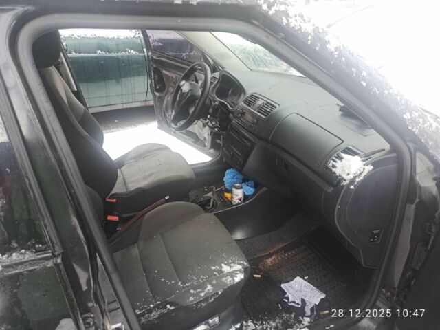 Черный Шкода Фабия, объемом двигателя 1.6 л и пробегом 330 тыс. км за 2500 $, фото 3 на Automoto.ua