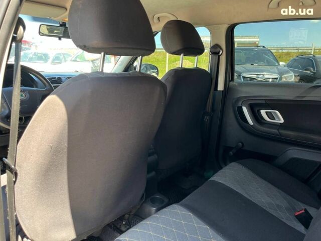 Черный Шкода Фабия, объемом двигателя 1.6 л и пробегом 282 тыс. км за 4990 $, фото 15 на Automoto.ua