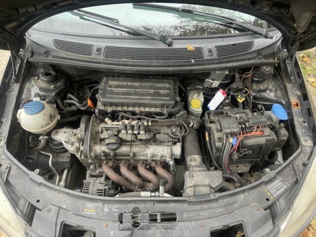 Черный Шкода Фабия, объемом двигателя 1.4 л и пробегом 200 тыс. км за 3600 $, фото 7 на Automoto.ua