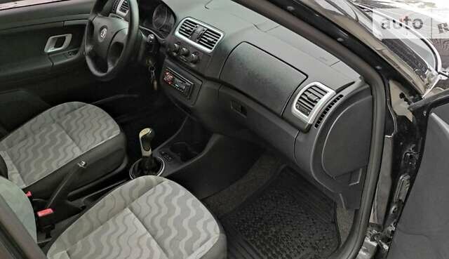 Черный Шкода Фабия, объемом двигателя 1.39 л и пробегом 215 тыс. км за 5100 $, фото 11 на Automoto.ua