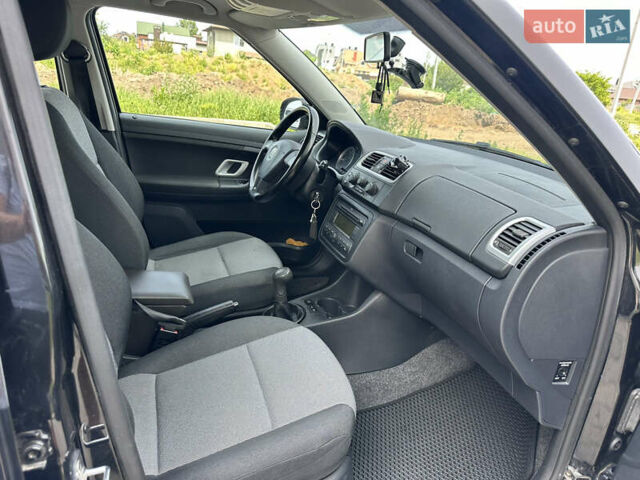 Черный Шкода Фабия, объемом двигателя 1.6 л и пробегом 230 тыс. км за 5999 $, фото 28 на Automoto.ua