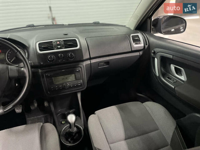 Чорний Шкода Фабія, об'ємом двигуна 1.6 л та пробігом 260 тис. км за 5950 $, фото 13 на Automoto.ua