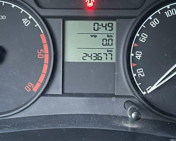 Черный Шкода Фабия, объемом двигателя 1.42 л и пробегом 243 тыс. км за 5000 $, фото 11 на Automoto.ua