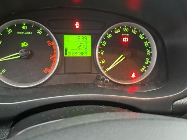 Чорний Шкода Фабія, об'ємом двигуна 1.4 л та пробігом 227 тис. км за 5250 $, фото 9 на Automoto.ua