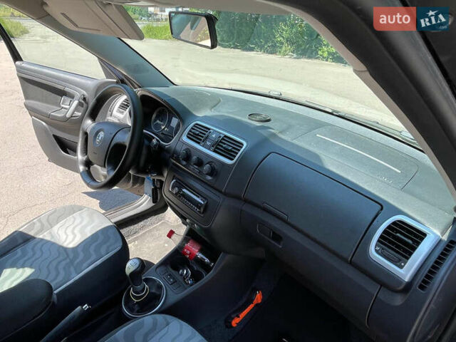 Черный Шкода Фабия, объемом двигателя 1.6 л и пробегом 230 тыс. км за 5499 $, фото 10 на Automoto.ua