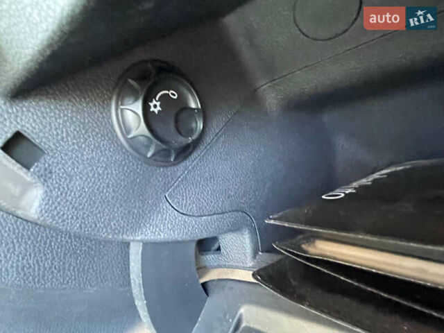 Черный Шкода Фабия, объемом двигателя 1.6 л и пробегом 230 тыс. км за 5499 $, фото 13 на Automoto.ua