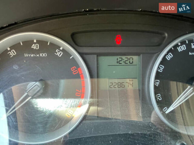 Черный Шкода Фабия, объемом двигателя 1.6 л и пробегом 230 тыс. км за 5499 $, фото 12 на Automoto.ua