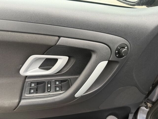 Черный Шкода Фабия, объемом двигателя 1.6 л и пробегом 195 тыс. км за 6500 $, фото 10 на Automoto.ua