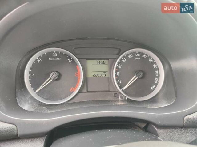 Черный Шкода Фабия, объемом двигателя 1.4 л и пробегом 228 тыс. км за 5000 $, фото 16 на Automoto.ua