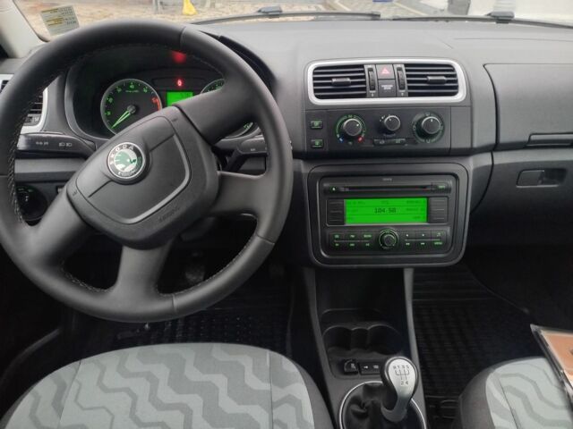 Черный Шкода Фабия, объемом двигателя 1.4 л и пробегом 212 тыс. км за 6300 $, фото 4 на Automoto.ua