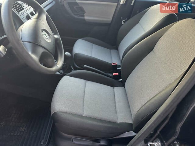 Черный Шкода Фабия, объемом двигателя 1.39 л и пробегом 222 тыс. км за 4750 $, фото 12 на Automoto.ua