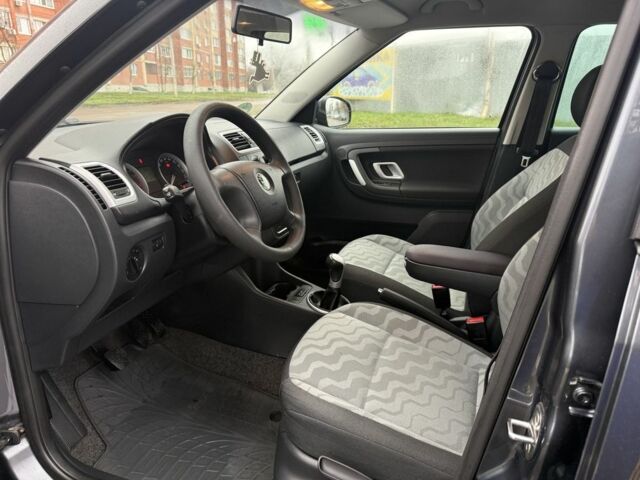 Черный Шкода Фабия, объемом двигателя 1.6 л и пробегом 195 тыс. км за 6500 $, фото 9 на Automoto.ua