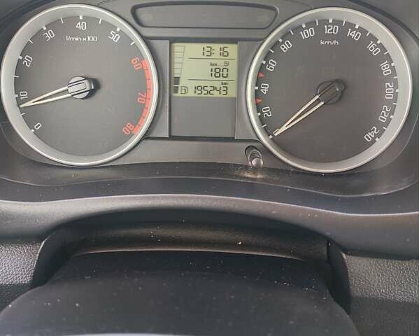 Черный Шкода Фабия, объемом двигателя 1.6 л и пробегом 195 тыс. км за 5700 $, фото 14 на Automoto.ua