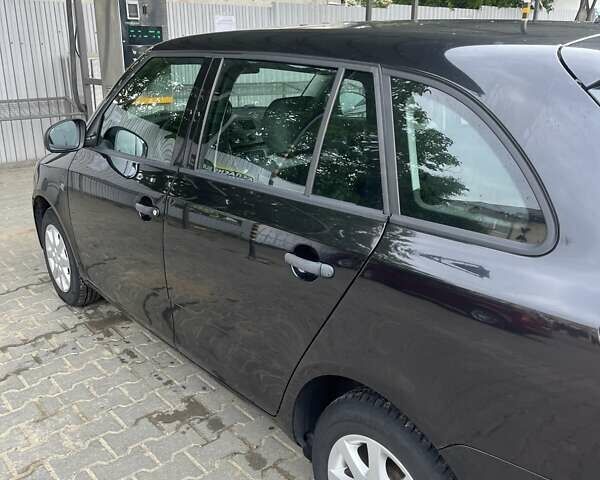 Черный Шкода Фабия, объемом двигателя 1.4 л и пробегом 205 тыс. км за 5400 $, фото 6 на Automoto.ua