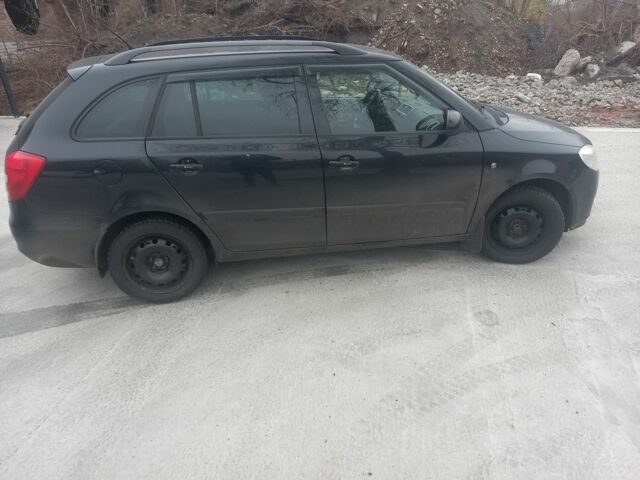 Черный Шкода Фабия, объемом двигателя 1.6 л и пробегом 211 тыс. км за 5500 $, фото 2 на Automoto.ua