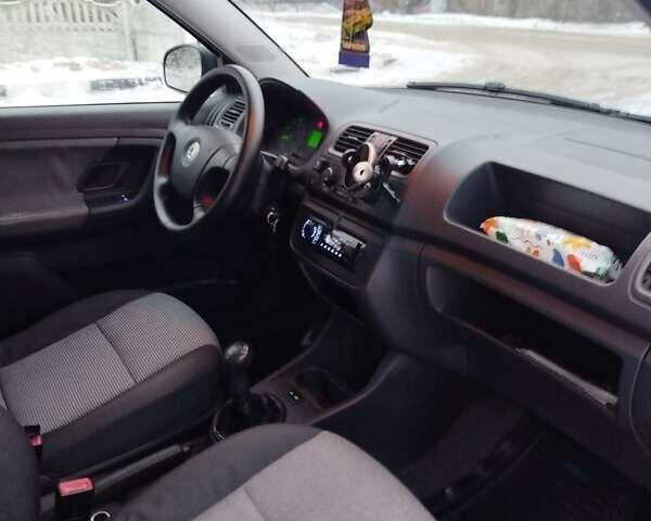 Черный Шкода Фабия, объемом двигателя 1.4 л и пробегом 216 тыс. км за 5200 $, фото 1 на Automoto.ua