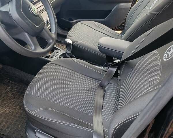 Черный Шкода Фабия, объемом двигателя 1.6 л и пробегом 190 тыс. км за 5800 $, фото 6 на Automoto.ua