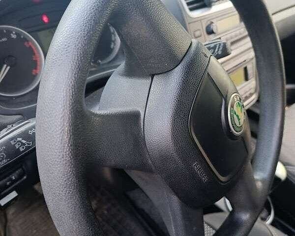 Черный Шкода Фабия, объемом двигателя 1.6 л и пробегом 190 тыс. км за 5800 $, фото 8 на Automoto.ua