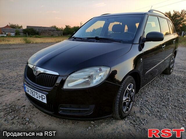 Черный Шкода Фабия, объемом двигателя 1.4 л и пробегом 250 тыс. км за 4900 $, фото 1 на Automoto.ua