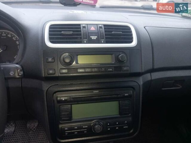 Черный Шкода Фабия, объемом двигателя 1.6 л и пробегом 211 тыс. км за 5500 $, фото 7 на Automoto.ua